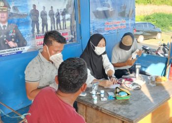 Polairud Dompu Gelar Klinik Terapung Bagi Warga Pesisir Calabai