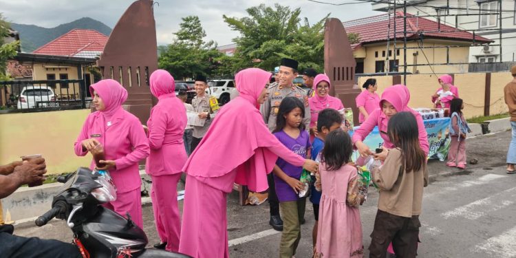 Semarak Bulan Ramadhan, Polsek Kempo dan Bhayangkari Berbagi Takjil