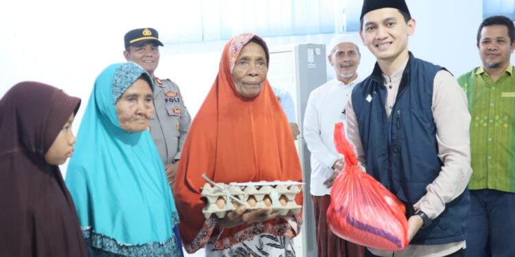 Bersama PT STM, PWI Dompu Berbagi Sembako Untuk Anak Yatim dan Kaum Dhuafa