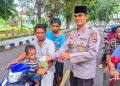 Sat Binmas Polres Dompu Beragi Takjil Gratis Pada Pengguna Jalan