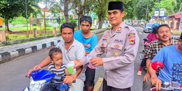 Sat Binmas Polres Dompu Beragi Takjil Gratis Pada Pengguna Jalan
